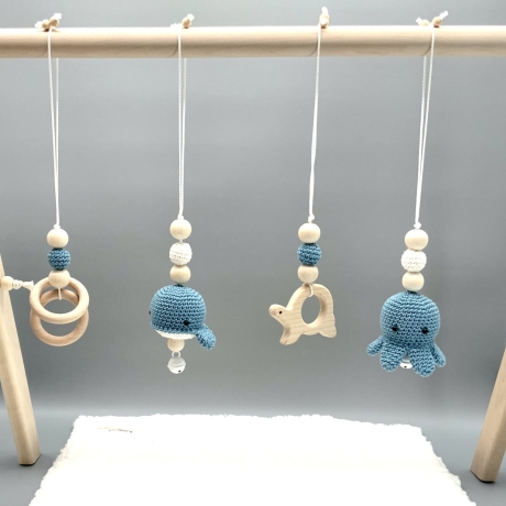 Spielbogen Anhänger Set 4 Stück gehäkelt Wal Oktopus blau weiß 