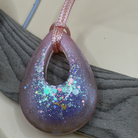Glitzernder Tropfen-Anhänger aus Epoxidharz – handgefertigt, 