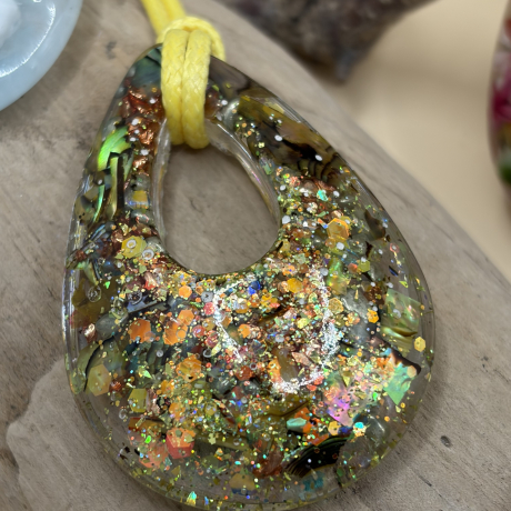 Glitzernder Tropfen-Anhänger aus Epoxidharz – handgefertigt, 