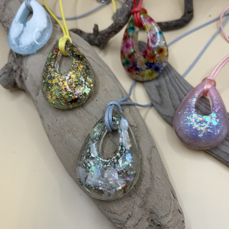 Glitzernder Tropfen-Anhänger aus Epoxidharz – handgefertigt, 