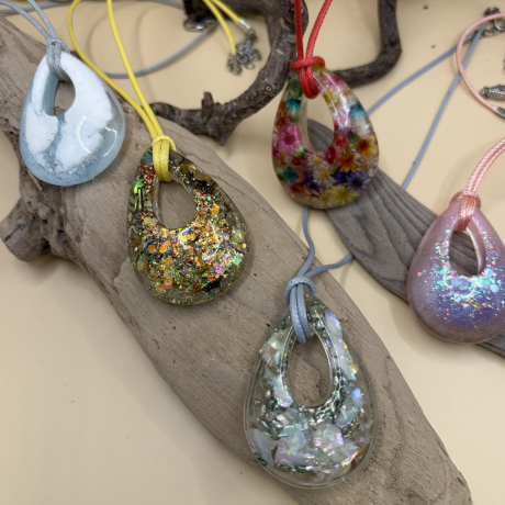Glitzernder Tropfen-Anhänger aus Epoxidharz – handgefertigt, 