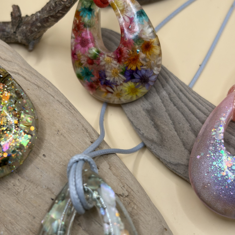 Glitzernder Tropfen-Anhänger aus Epoxidharz – handgefertigt, 