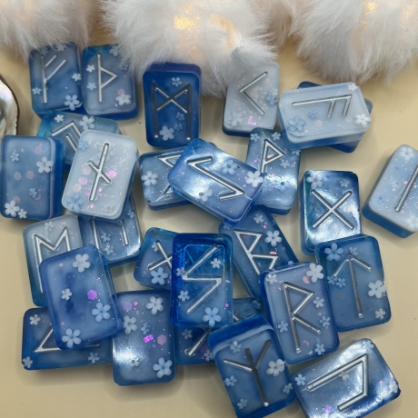 Runensteine NEU mit Blüten Resin Handmade Unikat Geschenkidee