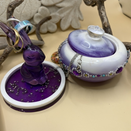 Handgemachtes Epoxidharz Set lila – Schmuckdose & Hasen Ringhalte