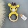 Giraffe Rassel Holzring gehäkelt Greifling gelb 