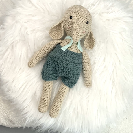 Süßer Elefant Stofftier Häkeltier beige Hose seegrün Kuscheltier 