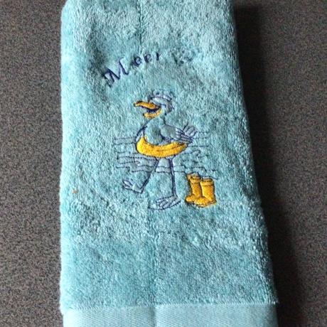 Bestickte Gästehandtücher hellblau personalisiert - Möwe i Wasser