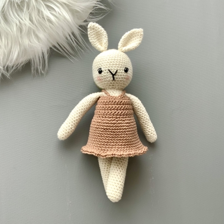 Süßes Hase Stofftier Häkeltier Kuscheltier naturweiß mit Kleid 