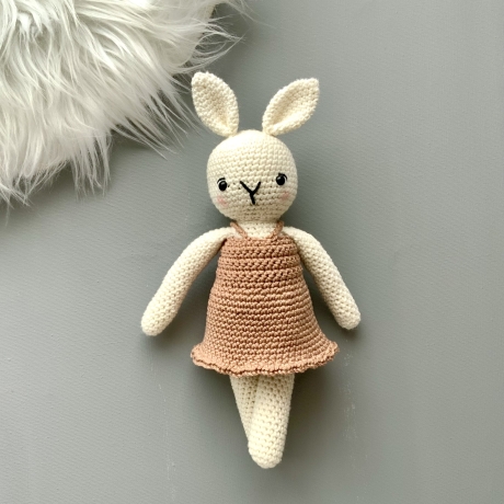 Süßes Hase Stofftier Häkeltier Kuscheltier naturweiß mit Kleid 