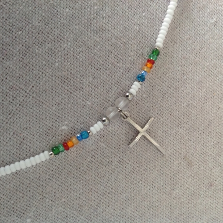 Filigrane Kette mit einem Kreuzanhänger aus Silber