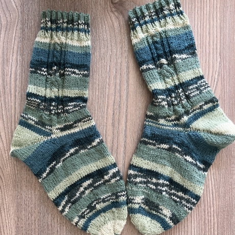 Handgestrickte Socken mit Zopfmuster Gr. 38/39