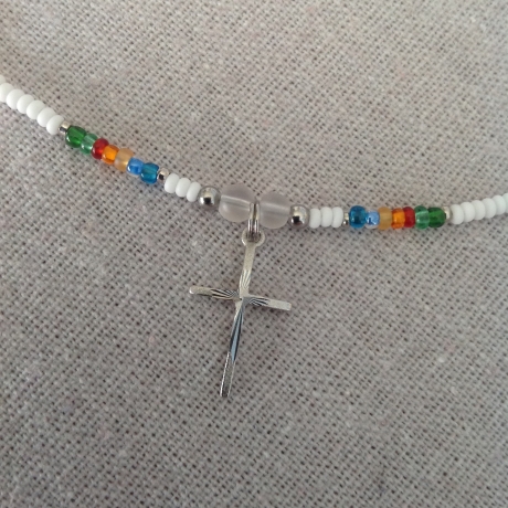 Filigrane Kette mit einem Kreuzanhänger aus Silber