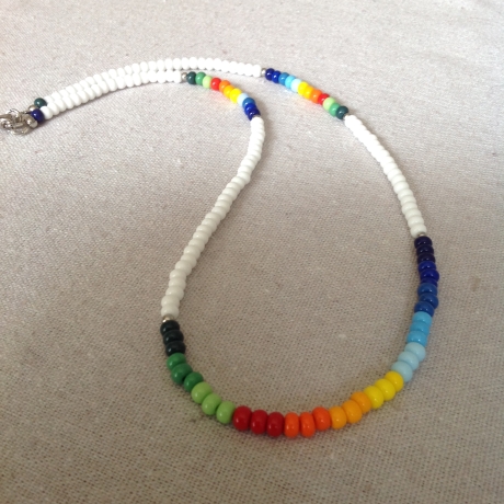 Kette mit Rocailles in Regenbogenfarben