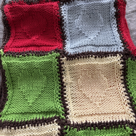 Bunte gestrickte Kniedecke- Kinderdecke mit Herzen - 18 -