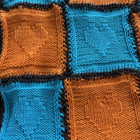 Bunte gestrickte Kniedecke- Kinderdecke mit Herzen - 18 -