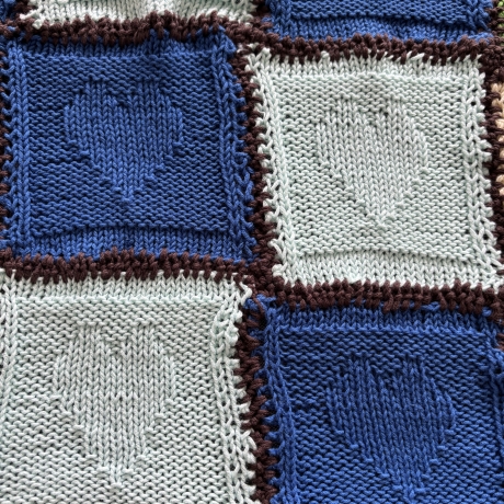 Bunte gestrickte Kniedecke- Kinderdecke mit Herzen - 18 -