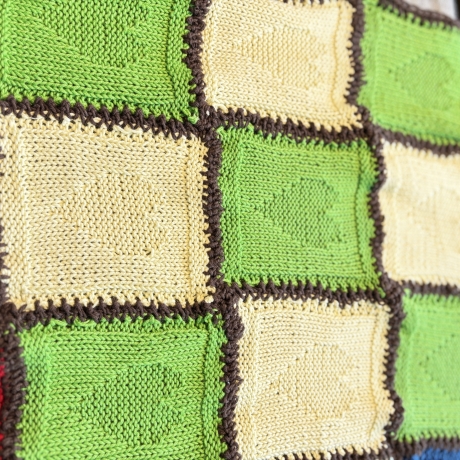 Bunte gestrickte Kniedecke- Kinderdecke mit Herzen - 18 -