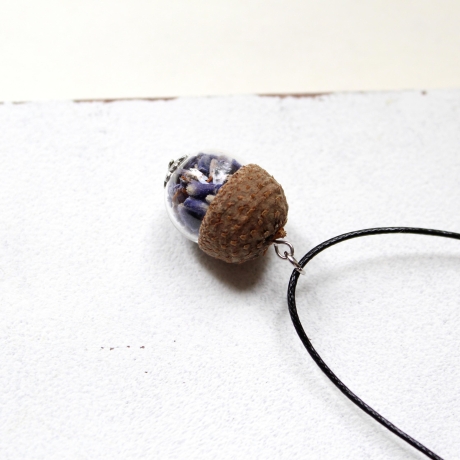 kleiner Blumengruß • Halskette mit Lavendel und Eichelhut