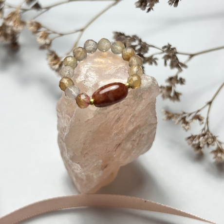 Wunderschöner, elastischer Ring aus Achatsteinen. 