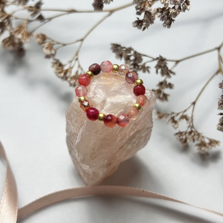 Wunderschöner, elastischer Ring aus Achatsteinen.