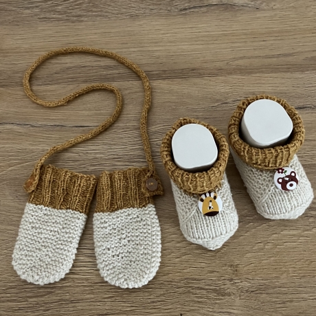 Gestrickte Baby-Handschuhe und passende Schuhe / Söckchen