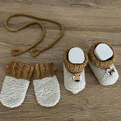 Gestrickte Baby-Handschuhe und passende Schuhe / Söckchen
