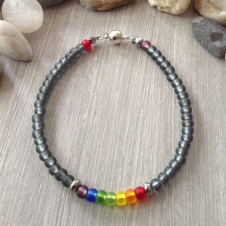 Graues Armband mit 'Regenbogen'