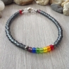 Graues Armband mit 'Regenbogen'