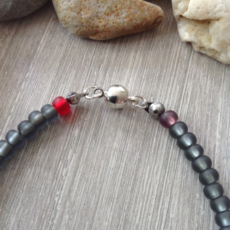 Graues Armband mit 'Regenbogen'