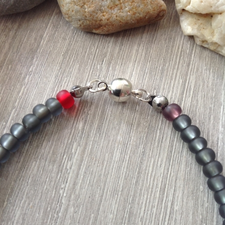 Graues Armband mit 'Regenbogen'