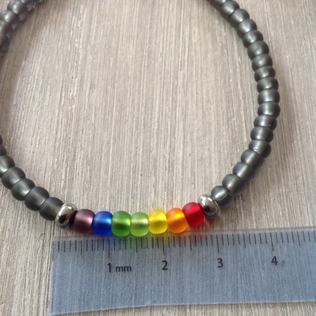 Graues Armband mit 'Regenbogen'