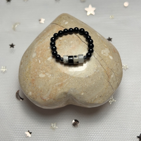 Schöner, flexibler Ring aus Achatsteinen und Onyx.