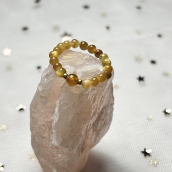 Außergewöhnlicher, flexibler Ring aus Achatsteinen.