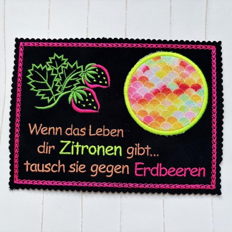 Erdbeeren Stickdatei Solo Schild und Mugrug mit Text oder Blanko