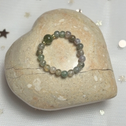 Außergewöhnlicher, flexibler Ring aus Achatsteinen.