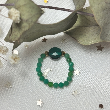 Schöner, flexibler Ring mit Onyxstein und Swarovski Zirkonia.