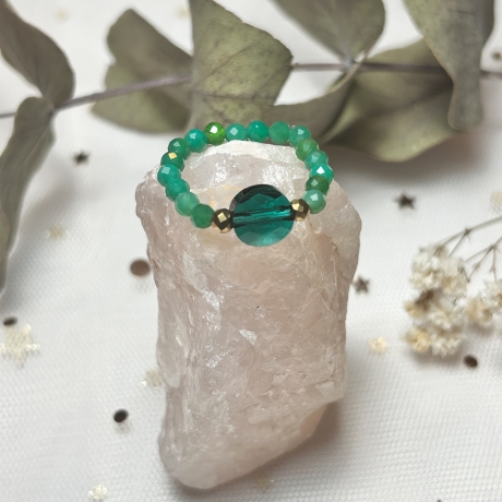 Schöner, flexibler Ring mit Onyxstein und Swarovski Zirkonia.