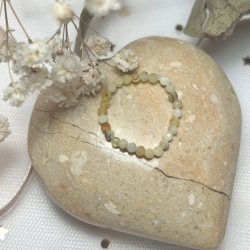 Schöner, elastischer Ring mit Citrin Steinen.