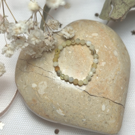 Schöner, elastischer Ring mit Citrin Steinen.