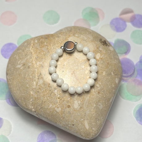 Schöner, flexibler Ring aus weißer Perle und Hämatit.