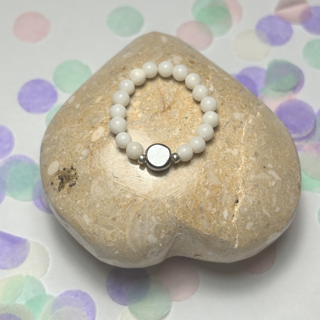 Schöner, flexibler Ring aus weißer Perle und Hämatit.