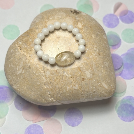 Schöner, elastischer Ring aus weißer Perle und Achat.