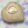 Schöner, elastischer Ring aus weißer Perle und Achat.