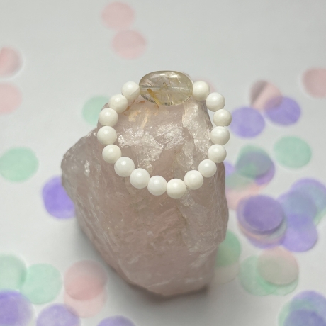 Schöner, elastischer Ring aus weißer Perle und Achat.