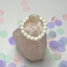 Schöner, elastischer Ring aus weißer Perle und Achat.