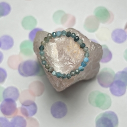 Flexibler Ring aus Apatitsteinen. Apatit, Stein, Edelstein.