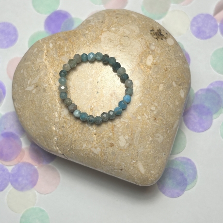 Flexibler Ring aus Apatitsteinen. Apatit, Stein, Edelstein.