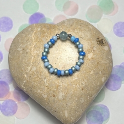 Flexibler blauer Ring aus Perlen und Achat. 