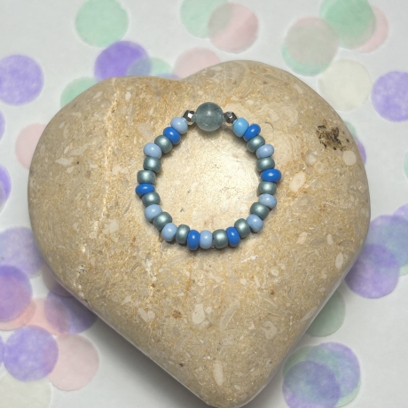 Flexibler blauer Ring aus Perlen und Achat. 