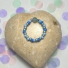 Flexibler blauer Ring aus Perlen und Achat. 